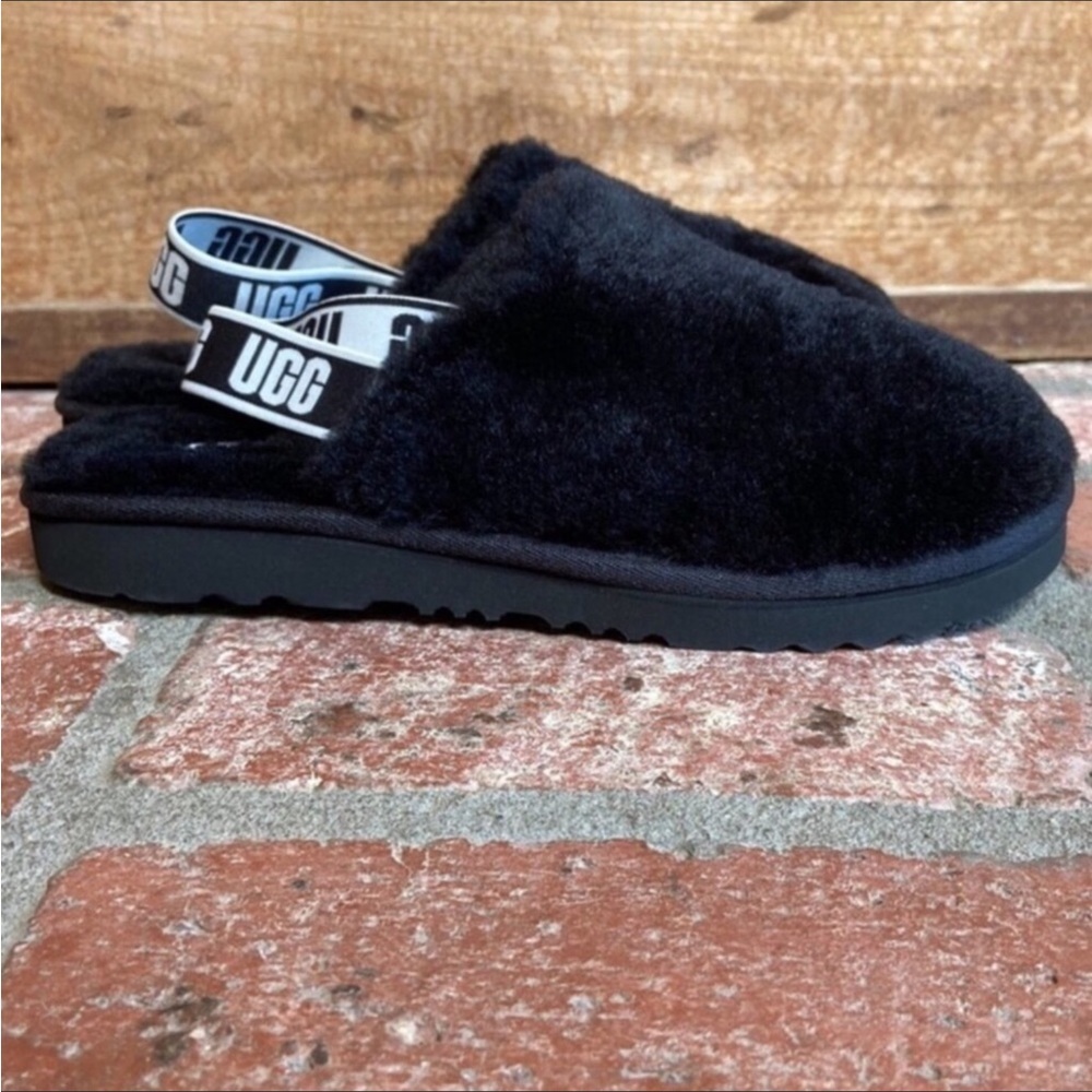 UGG Slippers. Woman’s 7/ Youth 6